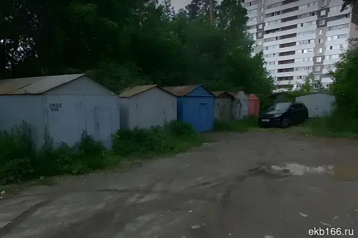 The police urged Yekaterinburg residents to voluntarily demolish garages.