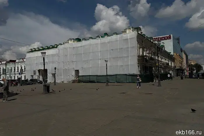 На улице Вайнера здания накрыли полотном и установили леса.