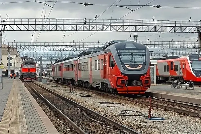 Construction of a commuter rail branch between Solnechny and Akademichesky has begun in Yekaterinburg.