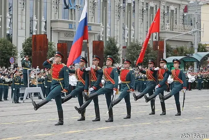 В Екатеринбурге стартовал Парад Победы.