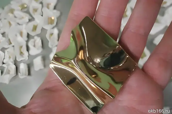 In Koltsovo, a woman tried to convince customs officials that she was carrying 600 brooches just for herself.