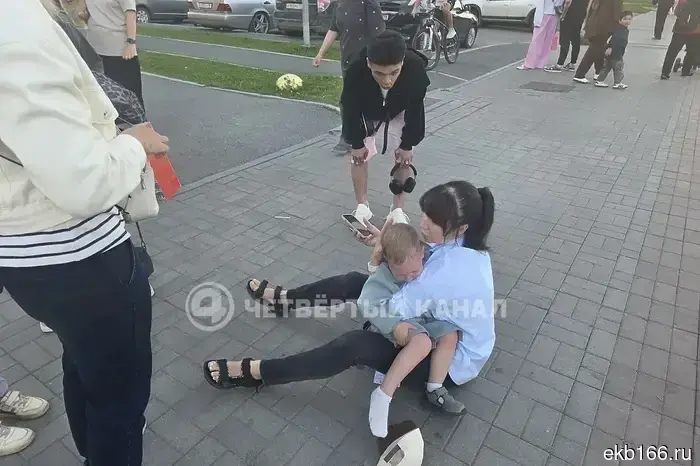 В Екатеринбурге самокатист наехал на трехлетнего ребенка, а затем прижал его.