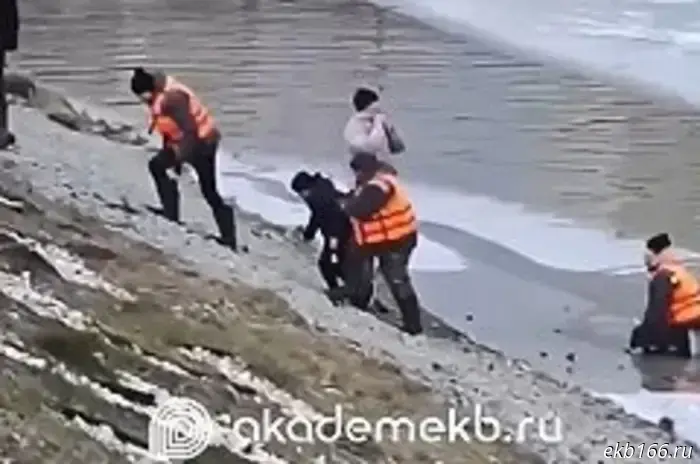 «Спасли одного». Снегоход с двумя пассажирами ушел под лед в Свердловской области.