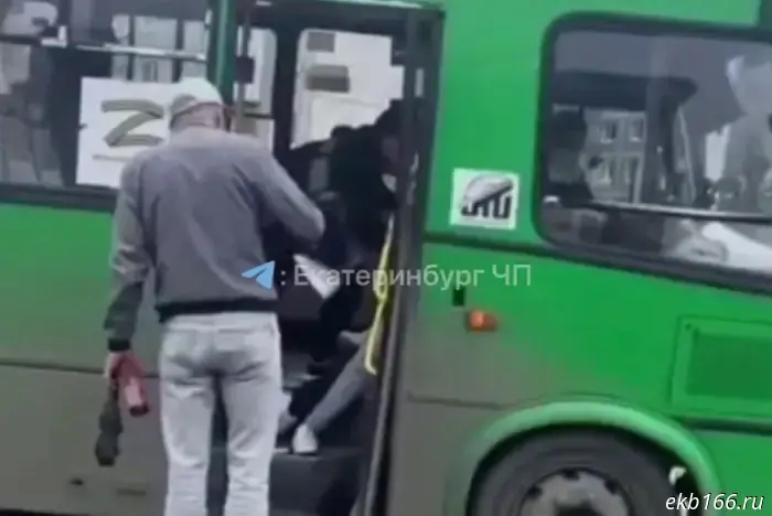 In Yekaterinburg, a bus passenger cut a guy with a "little rose."