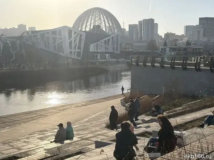 Подростки-руферы поднялись на купол Екатеринбургского цирка.