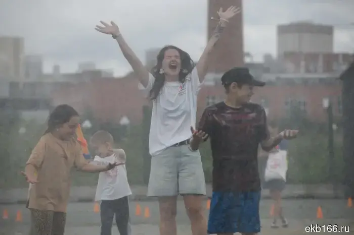 Firefighters suddenly set up a downpour on a hot day for the residents of Yekaterinburg.