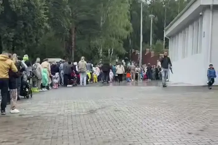 Hundreds of Sverdlovsk residents lined up in a huge queue in heavy rain.