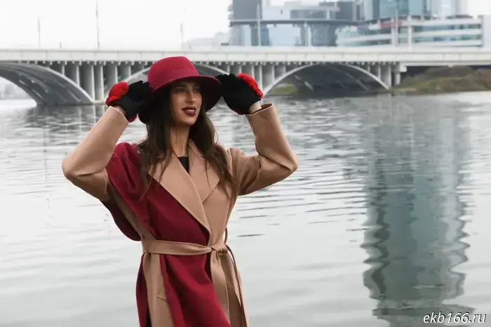 In the center of Yekaterinburg, girls suddenly turned a pier into a runway.