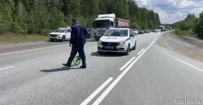 На свердловской трассе мотоциклистка насмерть переехала мужчину, который вышел из автомобиля.