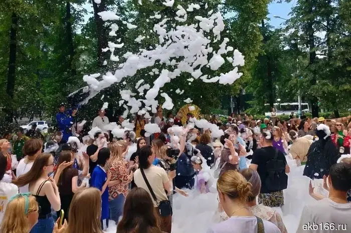 В центре Екатеринбурга провели пенную дискотеку.