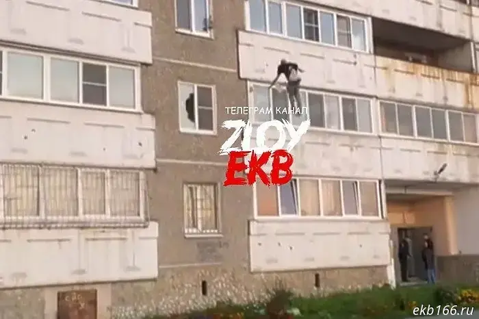 A young man fell from a seventh-floor balcony at Vtorchermet.
