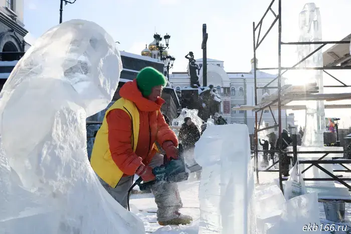В Екатеринбурге накануне Рождества открывается новая площадка с ледяными скульптурами.