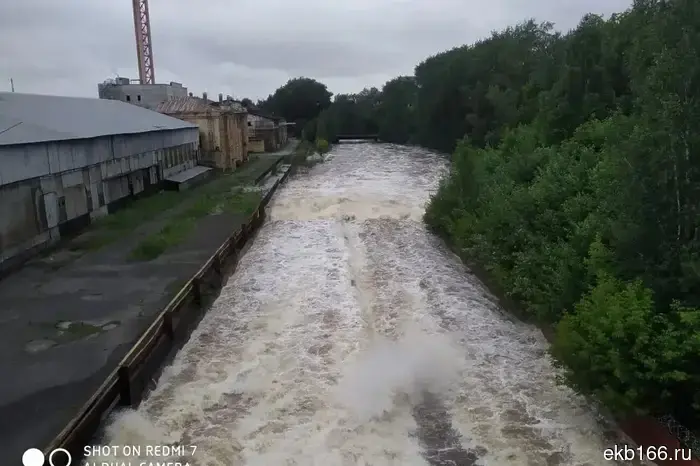 В Ирбите из-за наводнения эвакуировали десятки людей.