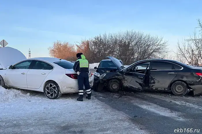 Пожилой гонщик из Екатеринбурга спровоцировал массовое ДТП в Каменске-Уральском.