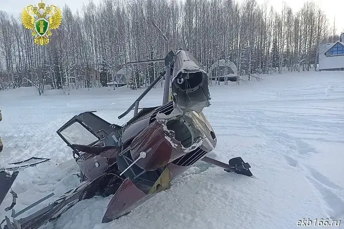 A video has emerged showing the crash of a private Robinson helicopter at a holiday resort in Perm Krai.