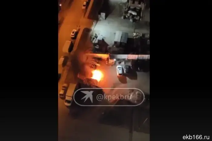 Во время тушения пылающего автомобиля в Екатеринбурге был найден труп мужчины.