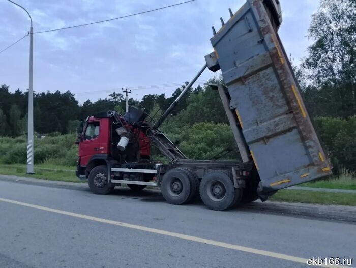 Dump truck demolished an overhead pedestrian crossing on the Yekaterinburg - Tyumen highway (PHOTO)