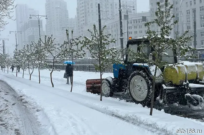 В Свердловской области дорожные работники показали псевдоработу по очистке снега.