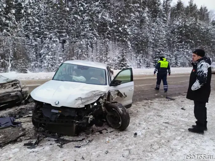 Три человека, среди которых 81-летняя женщина, получили травмы в аварии на Серовском тракте.