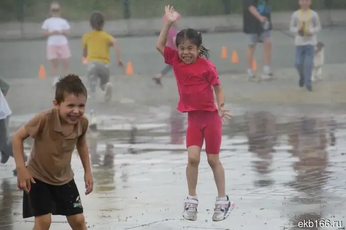 Firefighters suddenly set up a downpour on a hot day for the residents of Yekaterinburg.