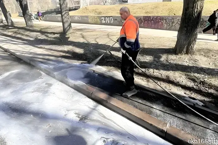 В Екатеринбурге начали мыть улицы с использованием шампуня.
