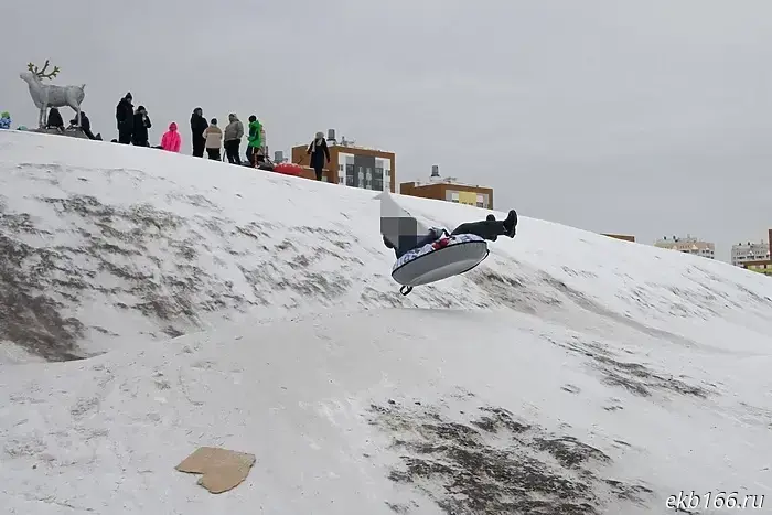 В Екатеринбурге ребёнок на «бублике» сбил пенсионерку.
