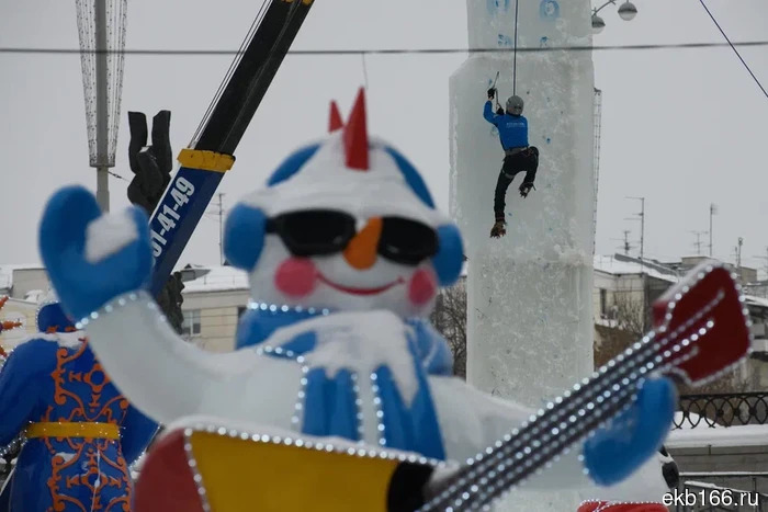 «Они снова лезут!» В Екатеринбурге проходит последний штурм ледяного городка (ФОТО)