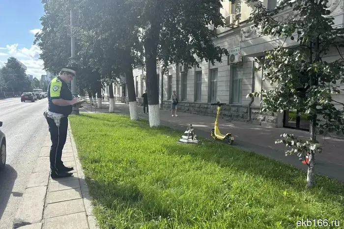 A scooter rider knocked down a child in the center of Yekaterinburg.
