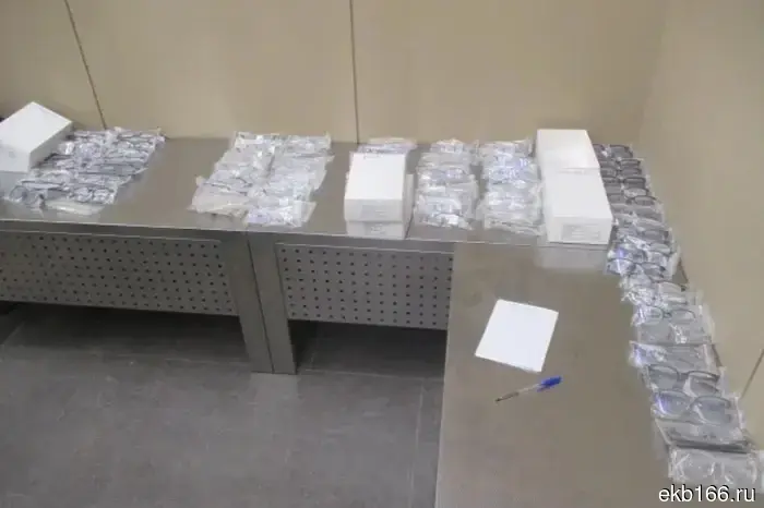 In Koltsovo, customs officials did not allow the passenger to take eyeglass frames abroad.