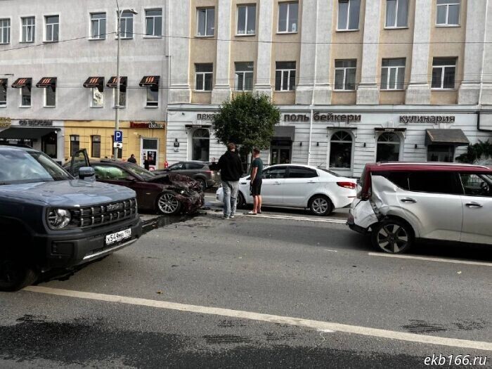В центре Екатеринбурга движение оказалось парализовано из-за массового ДТП с участием автомобилей класса люкс (ФОТО)