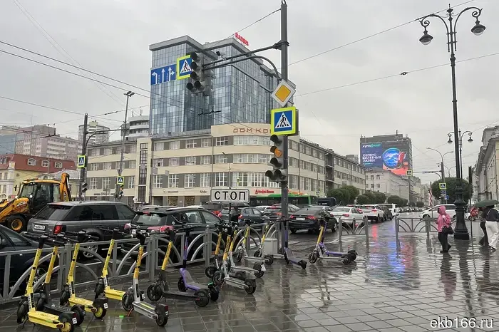 На улице Щербакова в Екатеринбурге мужчина на электросамокате был насмерть сбит (ФОТО)