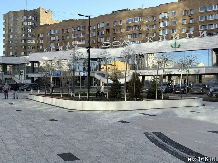 A new park with giant dandelions has appeared in Yekaterinburg.