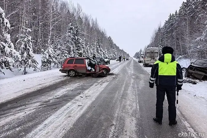 The driver of a Lada Kalina caused a head-on collision on a Sverdlovsk highway and died at the scene.