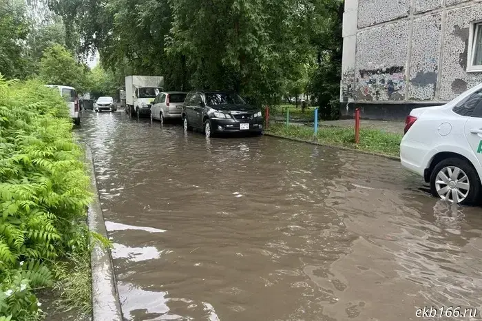 Lunacharsky Street was flooded. A torrential rain poured down on Yekaterinburg.