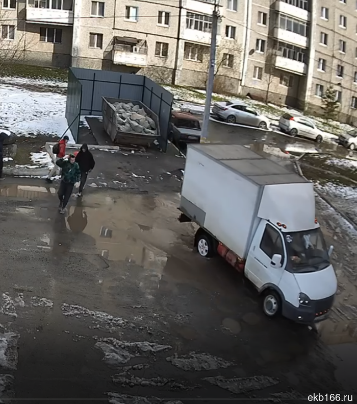 Traps for dumping construction waste into garbage bins were set up in the Sverdlovsk city (PHOTO)