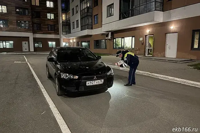 "I didn't keep an eye on him." In Yekaterinburg, a Mitsubishi hit a 7-year-old boy in a courtyard.
