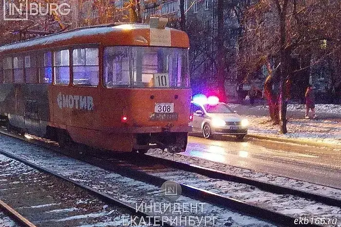На Старой Сортировке трамвай ранил 11-летнюю девочку.