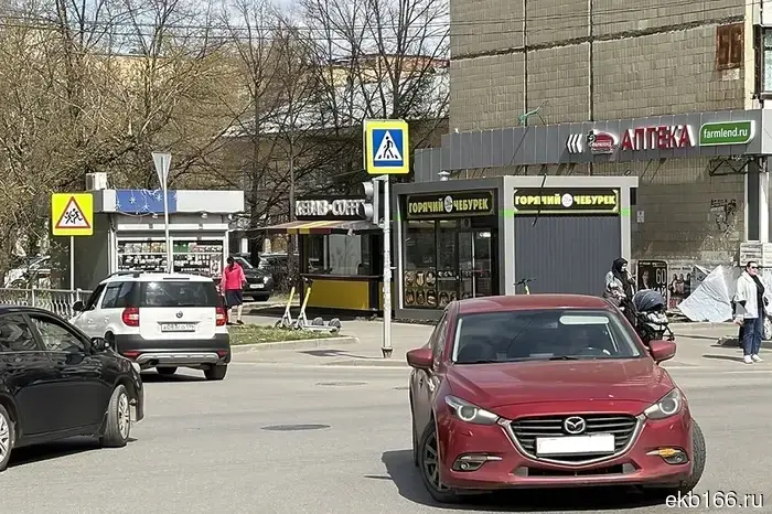 Госавтоинспекция опровергла ложную информацию о том, что в России отменили желто-синий знак.