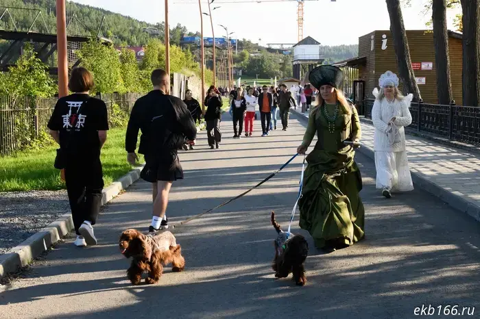 An unexpected procession took place in a Sverdlovsk city, in which hundreds of people took part.