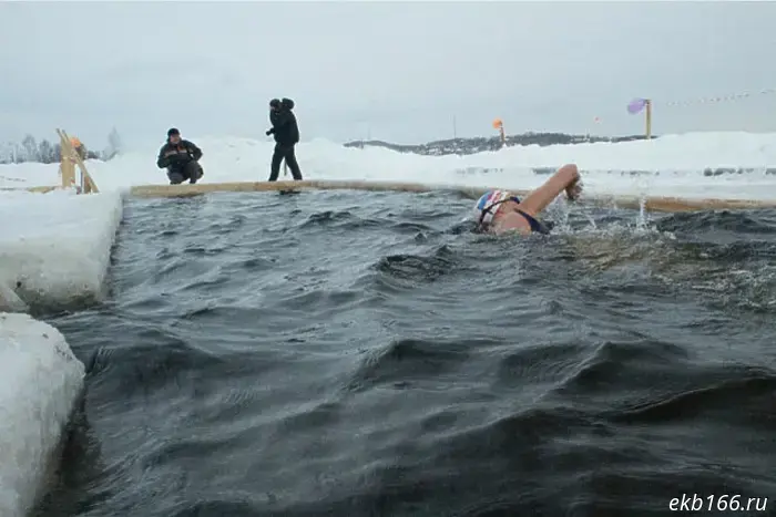 Моржи из Екатеринбурга провели новогоднее плавание в проруби.