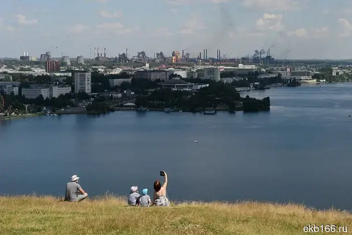 Это уже второй федеральный канал, который этой весной приезжает в свердловский город для записи тревел-шоу.