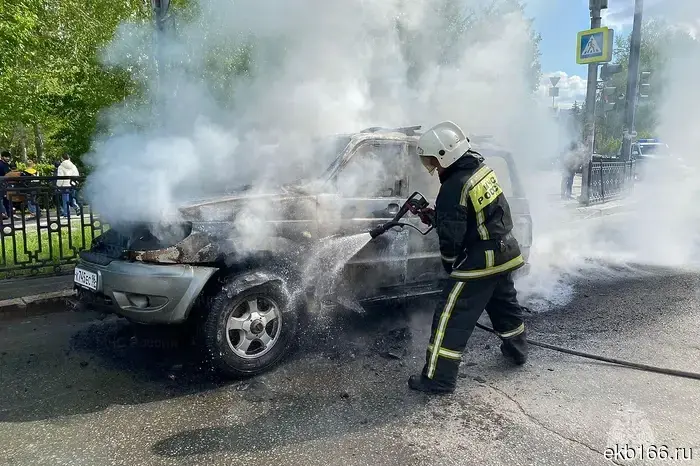 Сегодня днем в Кольцово произошло возгорание сразу четырех автомобилей.
