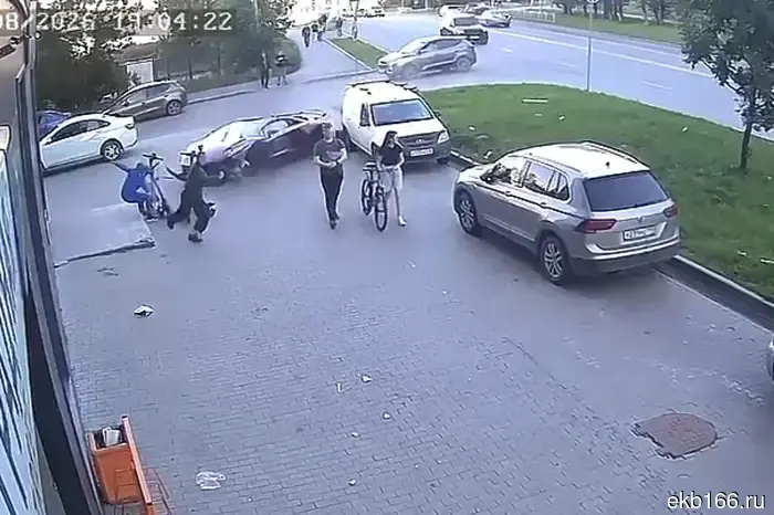 The moment of the accident with the purple Lamborghini was captured on video.