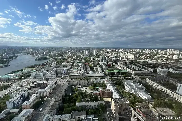 В Екатеринбурге закроется дорогой бассейн на крыше здания «Высоцкий».