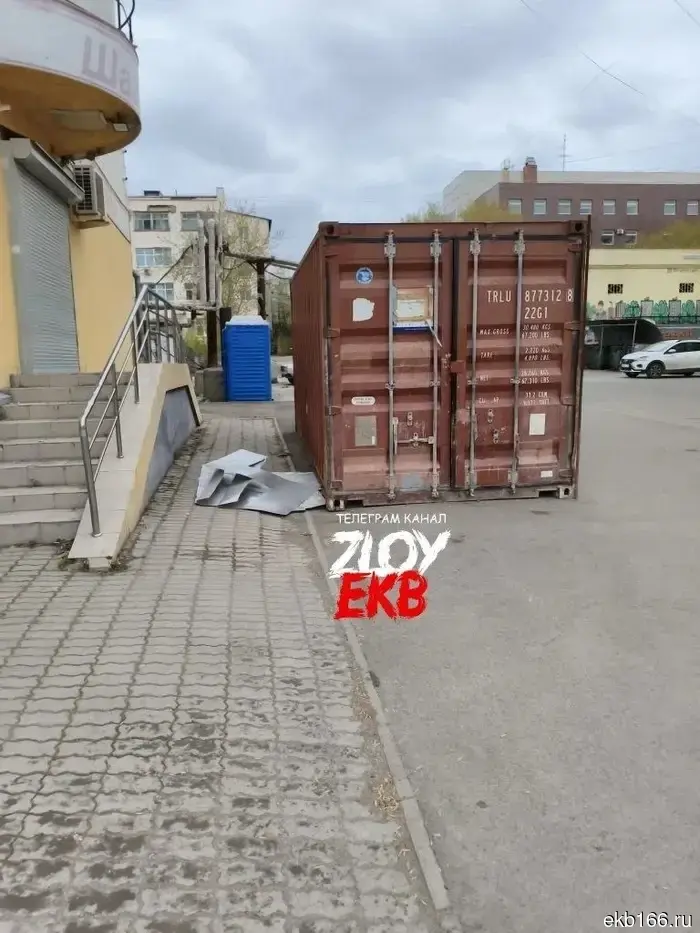 In the very center of Yekaterinburg, someone's housing has appeared in a shipping container (PHOTO)