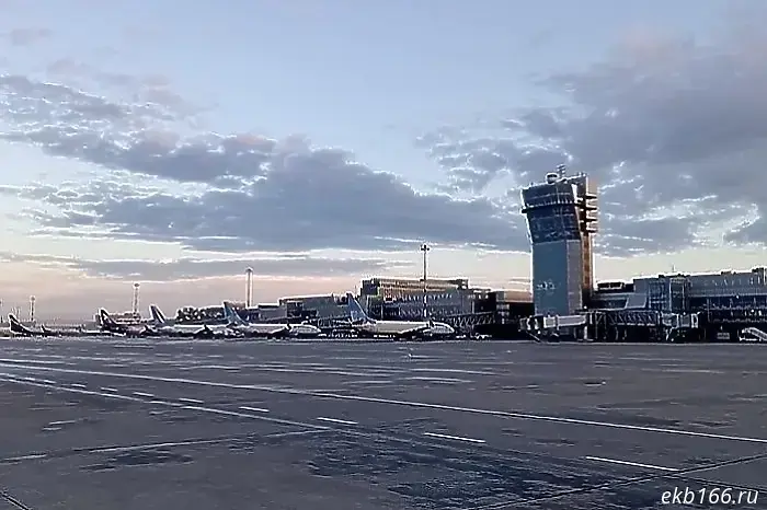 Residents of Yekaterinburg were stranded at Koltsovo Airport overnight due to flight delays.