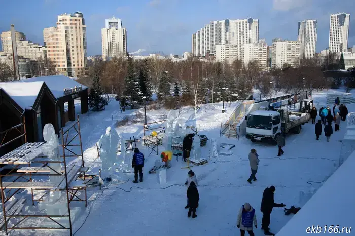 В Екатеринбурге накануне Рождества открывается новая площадка с ледяными скульптурами.