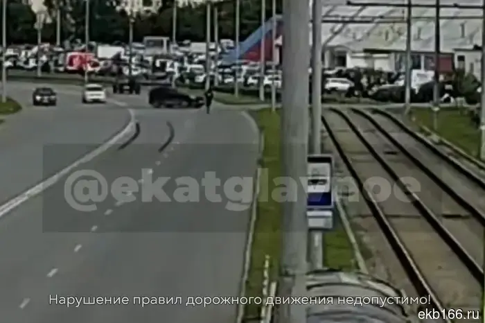 In Botany, a scooter rider crashed into a crossover - video