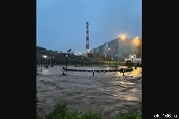 In Nizhnie Sergi, the bridge built after the powerful flood of 2020 was washed away.