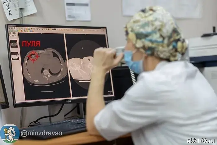 Врачи Екатеринбурга оказали помощь мужчине, у которого была пуля в сердце.